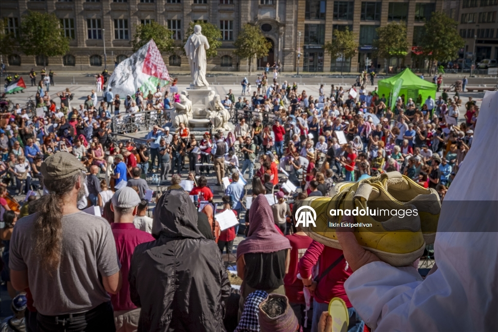 Berlin’de, Dünya Çocuk Günü kapsamında düzenlenen konserde Gazze’de yaşamını yitiren çocuklar anıldı
