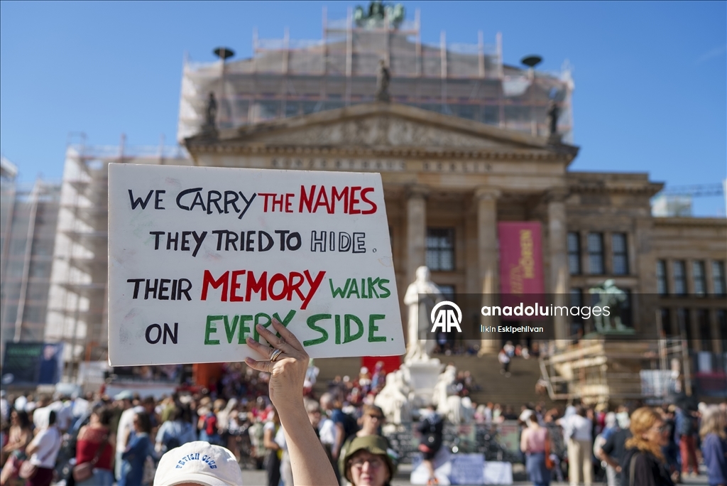 Berlin’de, Dünya Çocuk Günü kapsamında düzenlenen konserde Gazze’de yaşamını yitiren çocuklar anıldı