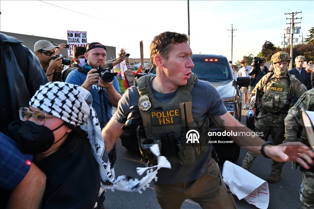 Разногласия протестующих с сотрудникам ICE у миграционного центра в США