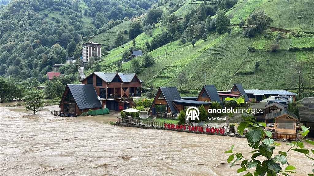 Rize'de sağanak etkili oldu
