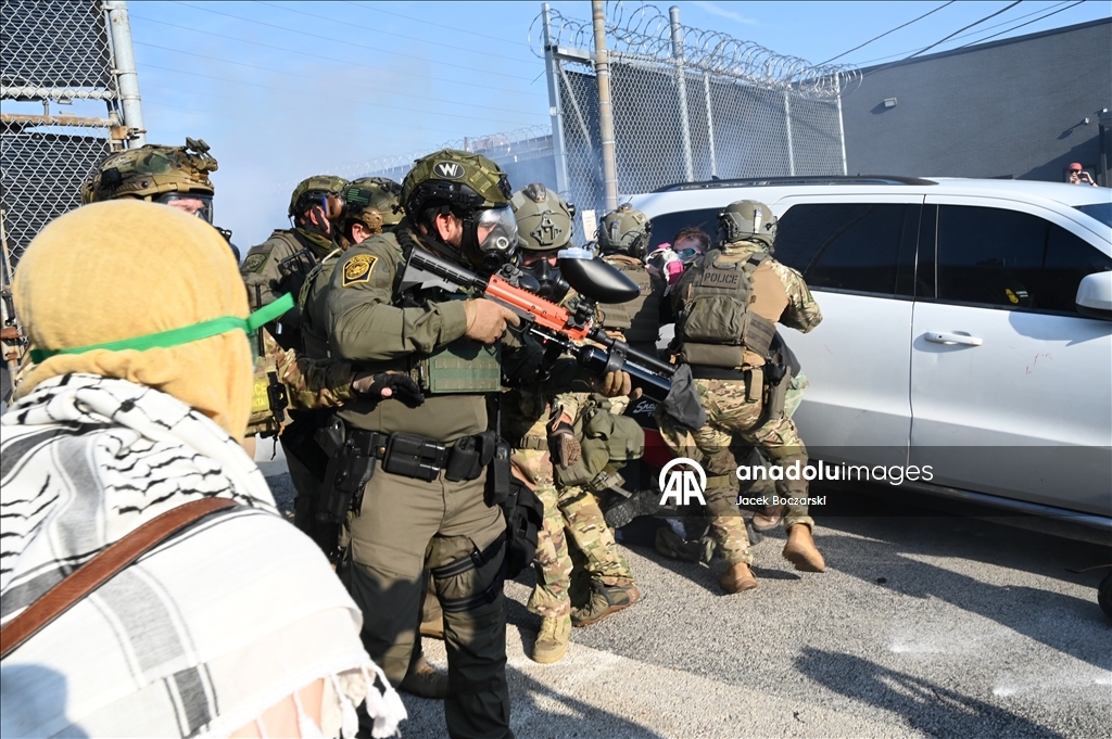 Разногласия протестующих с сотрудникам ICE у миграционного центра в США