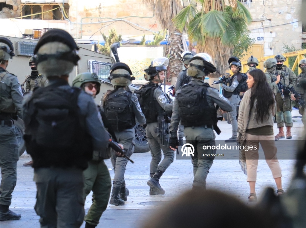 İsrail güçleri korumasındaki Yahudi yerleşimciler, El Halil kentine baskın düzenledi