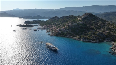 Kekova'da mavi tura çıkan turistler "Batık Şehir" ile doğa harikası koyları görüyor