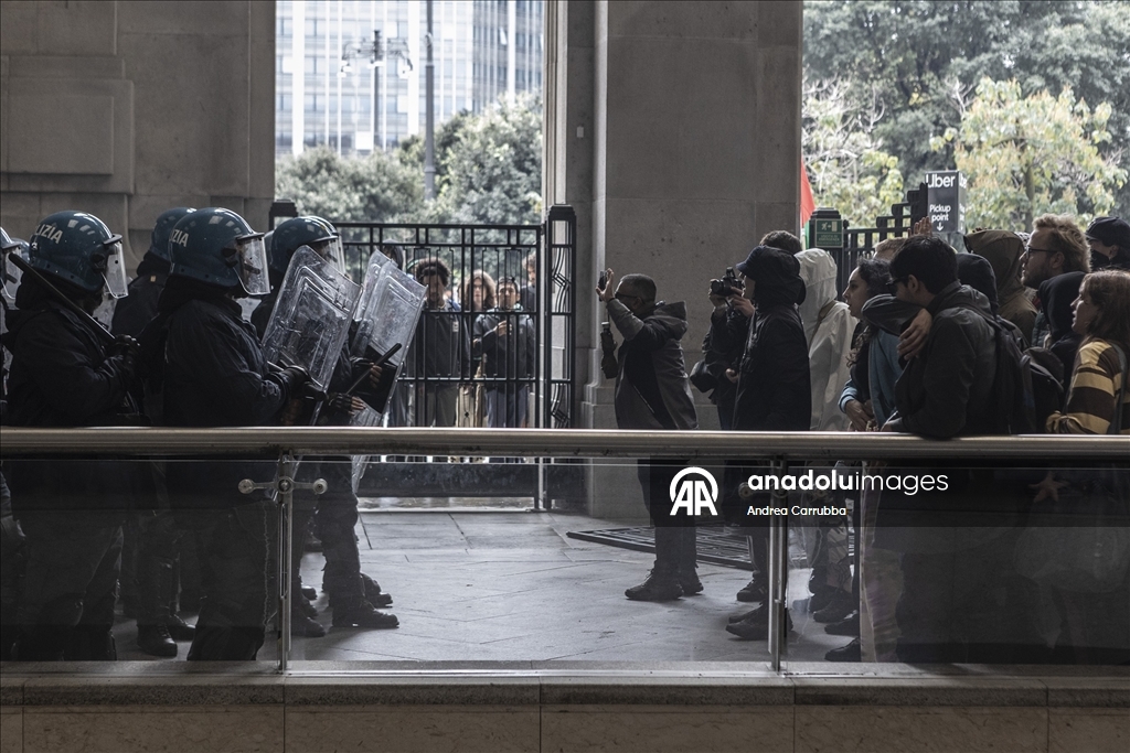 Milano'da Filistin destekçileriyle polis arasında arbede çıktı