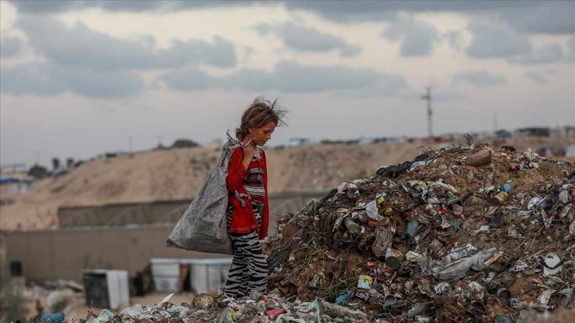 İsrail saldırıları altındaki Gazze'de çocuklar, ailelerinin geçimine destek olmak için çöp topluyor