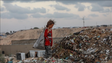 İsrail saldırıları altındaki Gazze'de çocuklar, ailelerinin geçimine destek olmak için çöp topluyor
