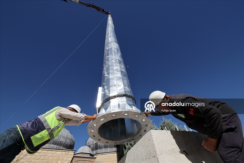 Malatya'da Hasan Gazi Türbesi ve Şehitlik Anıtı'na 50 metrelik bayrak direği yerleştirildi