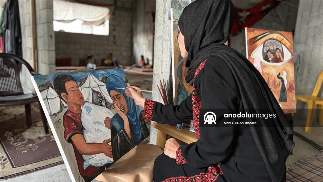 Gazze’de yerinden edilen sanatçı, resimleriyle savaşın acılarını belgeliyor