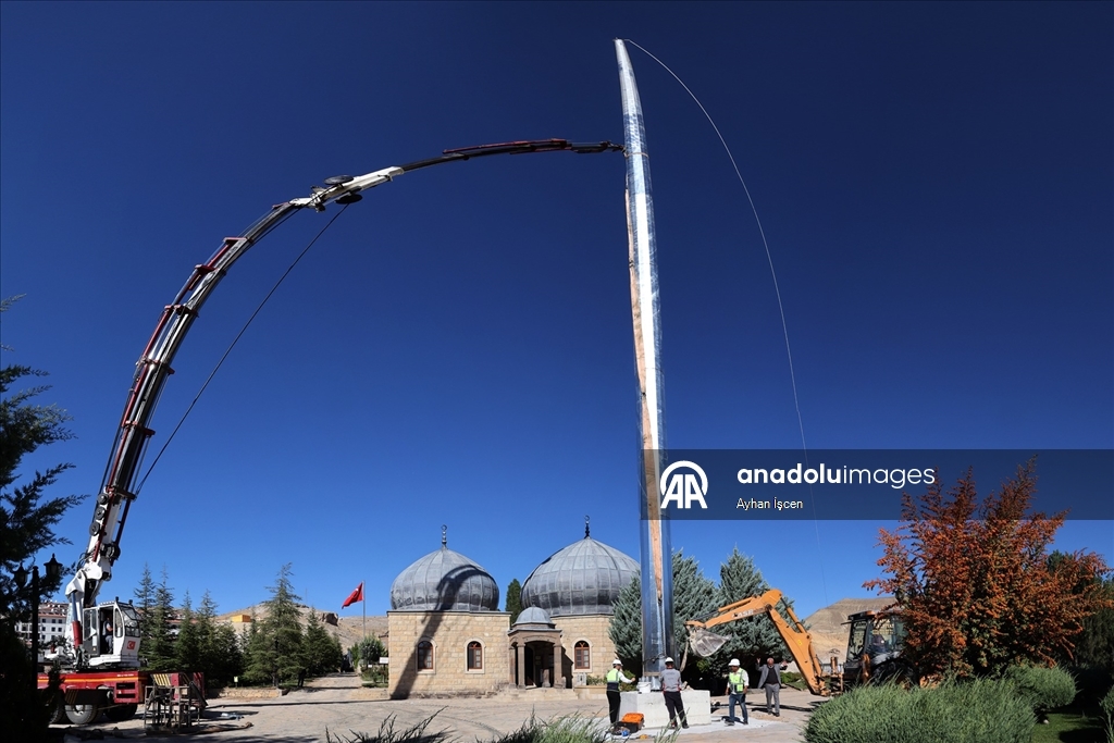 Malatya'da Hasan Gazi Türbesi ve Şehitlik Anıtı'na 50 metrelik bayrak direği yerleştirildi