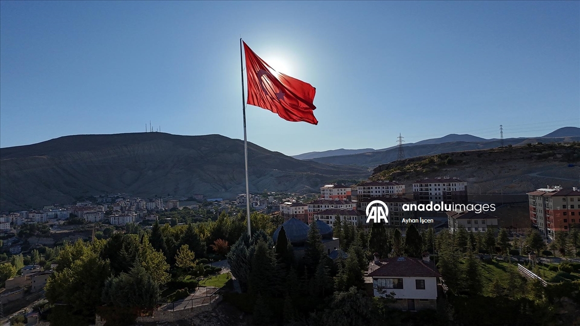 Malatya'da Hasan Gazi Türbesi ve Şehitlik Anıtı'na 50 metrelik bayrak direği yerleştirildi