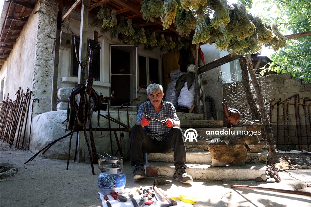Doğadan topladığı ağaç dallarını hayvan figürlü bastonlara dönüştürüyor