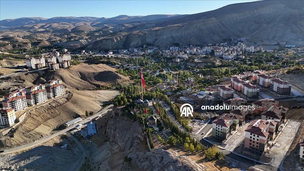 Malatya'da Hasan Gazi Türbesi ve Şehitlik Anıtı'na 50 metrelik bayrak direği yerleştirildi