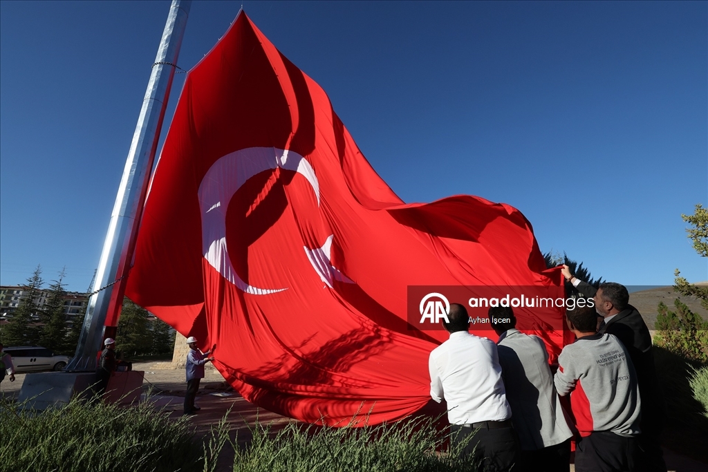 Malatya'da Hasan Gazi Türbesi ve Şehitlik Anıtı'na 50 metrelik bayrak direği yerleştirildi