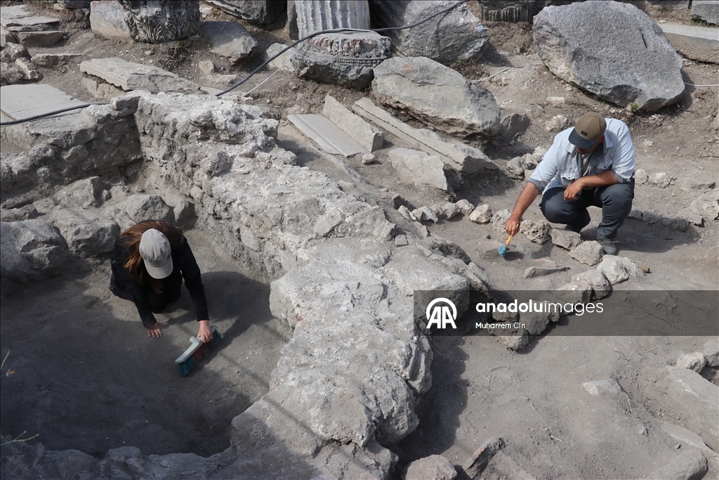 "Aizanoi"nin restorasyonunda kullanılacak mimari kalıntılar gün yüzüne çıkarılıyor