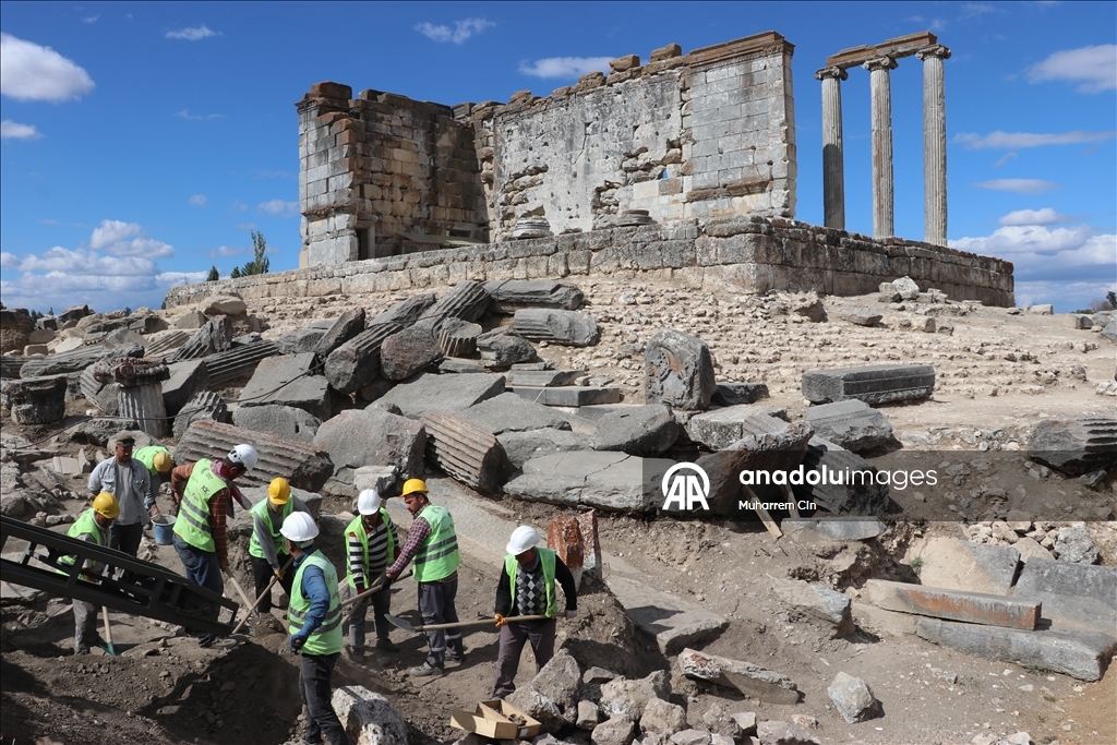 "Aizanoi"nin restorasyonunda kullanılacak mimari kalıntılar gün yüzüne çıkarılıyor