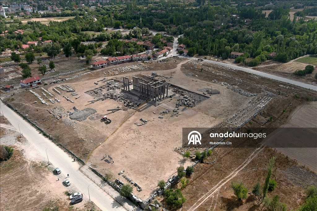"Aizanoi"nin restorasyonunda kullanılacak mimari kalıntılar gün yüzüne çıkarılıyor
