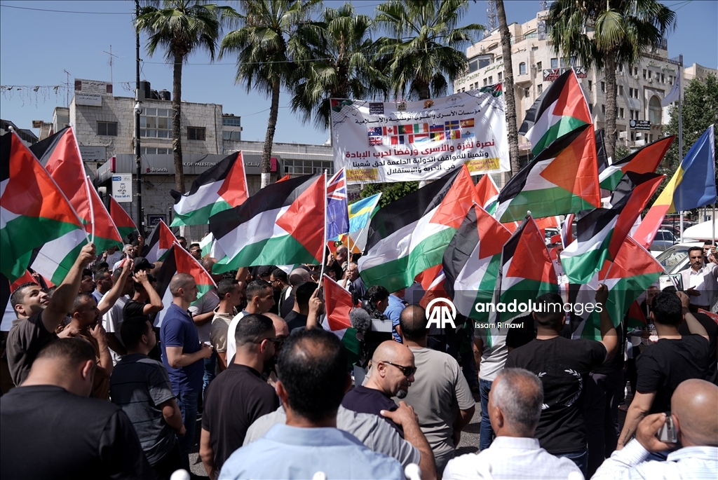 В Рамалле прошла акция в поддержку Палестины и в знак протеста против атак на Газу