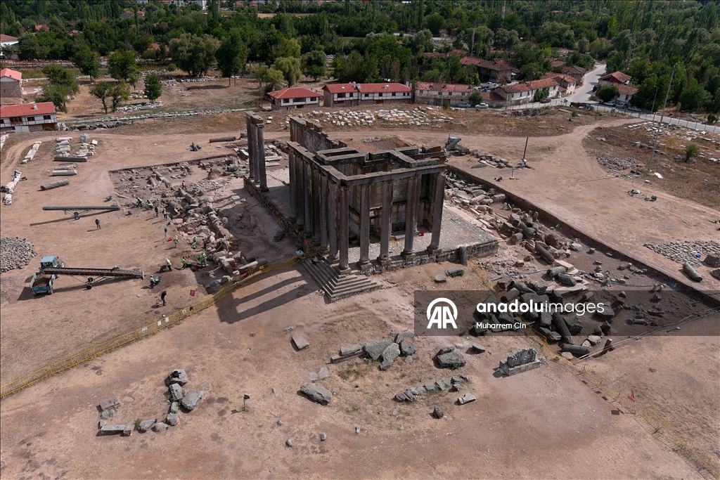 "Aizanoi"nin restorasyonunda kullanılacak mimari kalıntılar gün yüzüne çıkarılıyor