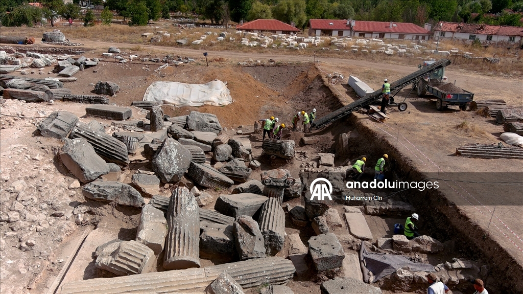 "Aizanoi"nin restorasyonunda kullanılacak mimari kalıntılar gün yüzüne çıkarılıyor