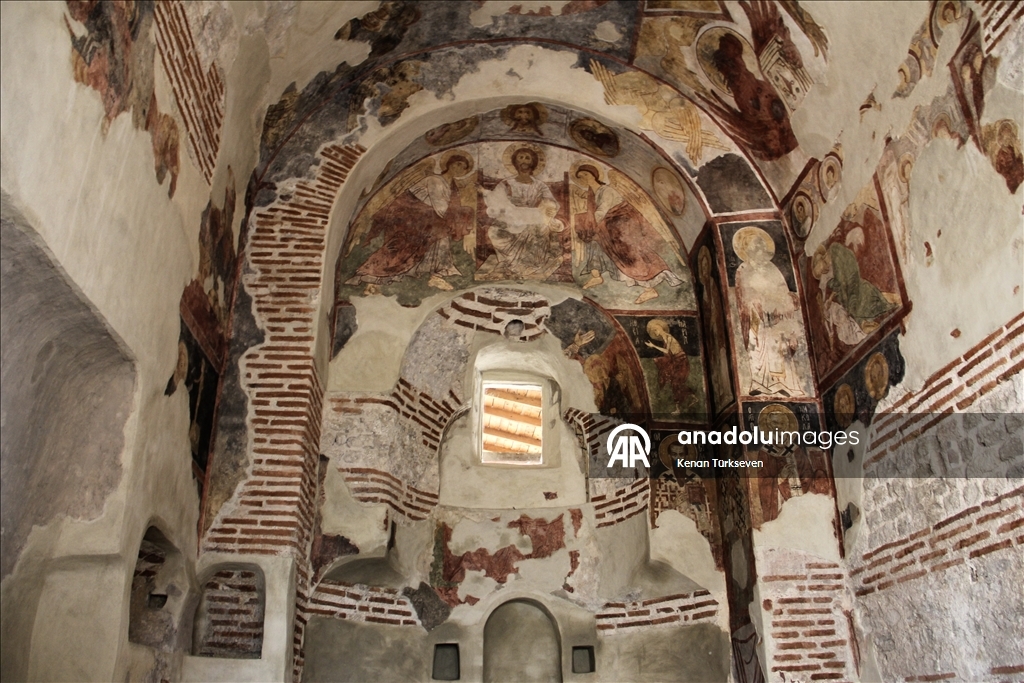 Sinop'ta tarihi kilise geçmişin izlerini duvarlarındaki resimlerle bugüne taşıyor