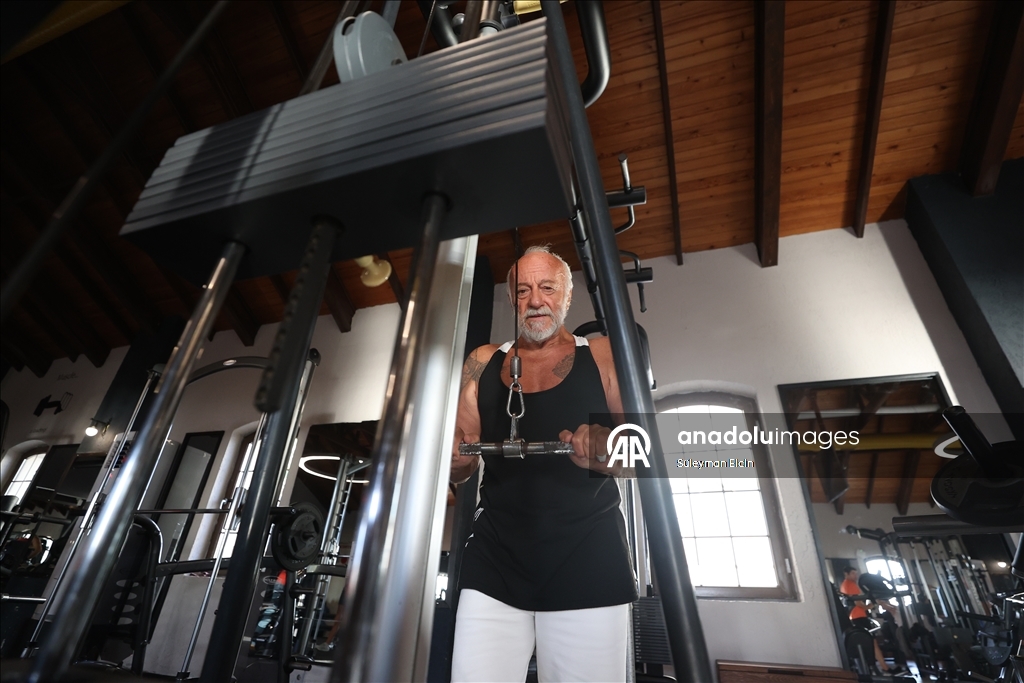 Antalya'nın "Herkül Dede"si spor tutkusuyla gençlere örnek oluyor