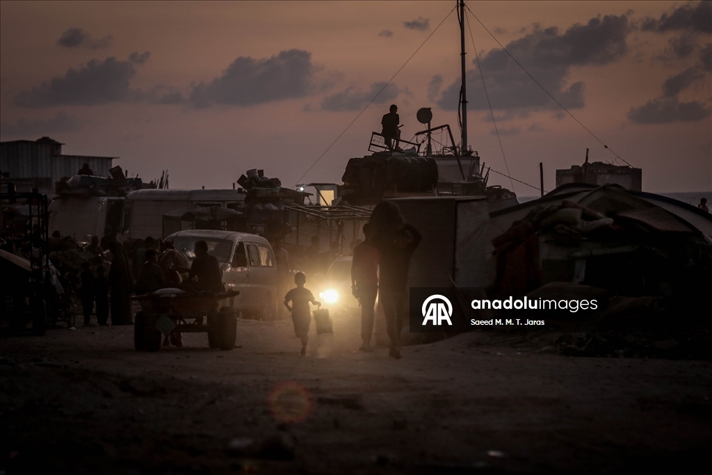 İsrail'in saldırılarından kaçan Filistinlilerin kuzeyden güneye göçü devam ediyor