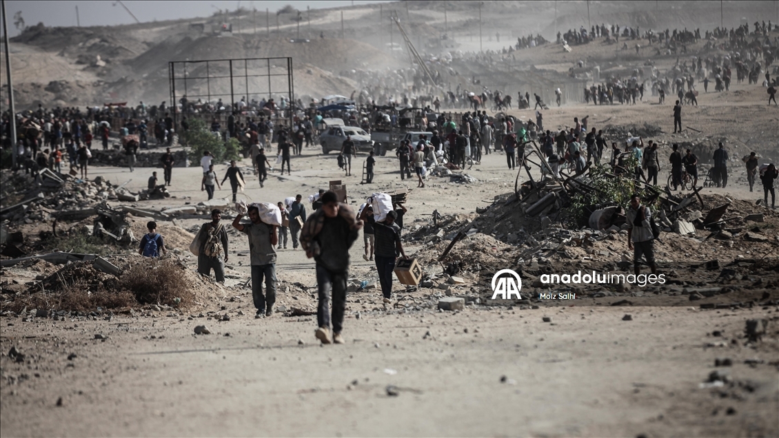 Açlıkla mücadele eden Gazzeliler, tehlikeli olmasına rağmen yardım dağıtım bölgesine akın ediyor