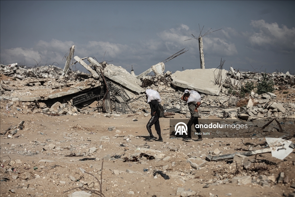 Açlıkla mücadele eden Gazzeliler, tehlikeli olmasına rağmen yardım dağıtım bölgesine akın ediyor
