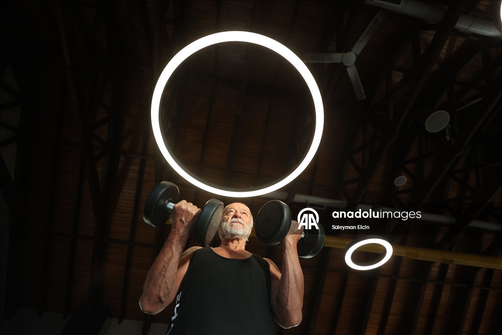 Antalya'nın "Herkül Dede"si spor tutkusuyla gençlere örnek oluyor