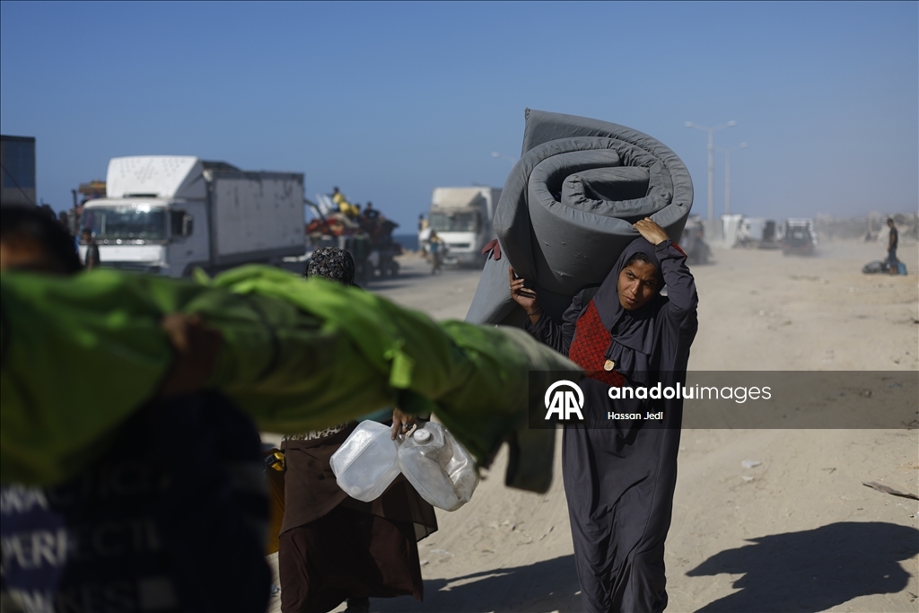 İsrail'in saldırılarından kaçan Filistinlilerin kuzeyden güneye göçü devam ediyor