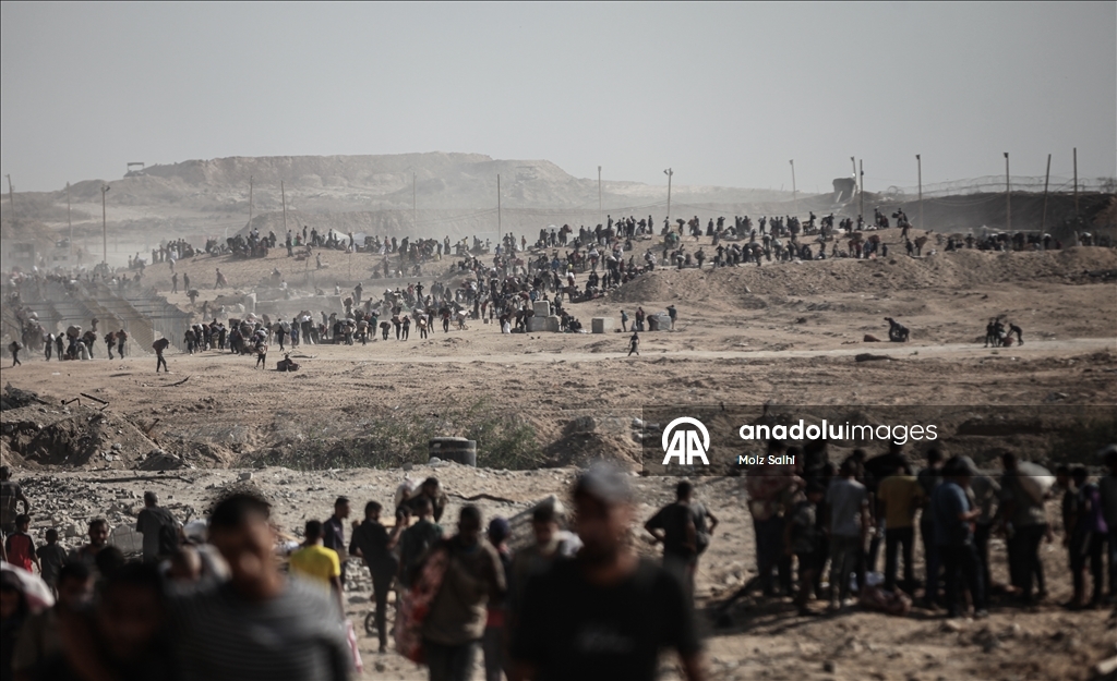 Açlıkla mücadele eden Gazzeliler, tehlikeli olmasına rağmen yardım dağıtım bölgesine akın ediyor
