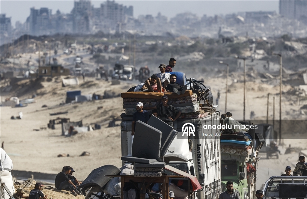 İsrail'in saldırılarından kaçan Filistinlilerin kuzeyden güneye göçü devam ediyor