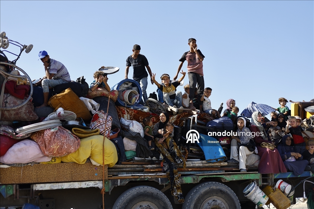 İsrail'in saldırılarından kaçan Filistinlilerin kuzeyden güneye göçü devam ediyor