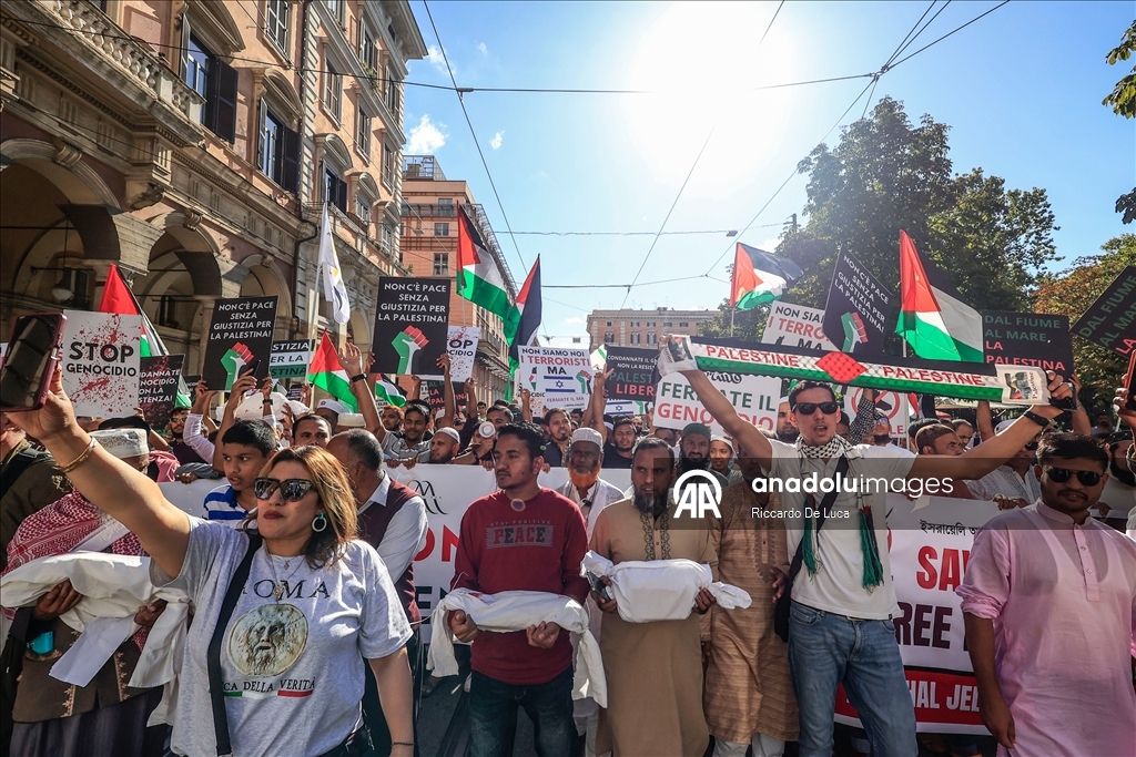 İsrail'in Gazze'ye yönelik saldırıları Roma'da protesto edildi