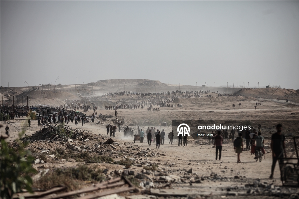 Açlıkla mücadele eden Gazzeliler, tehlikeli olmasına rağmen yardım dağıtım bölgesine akın ediyor