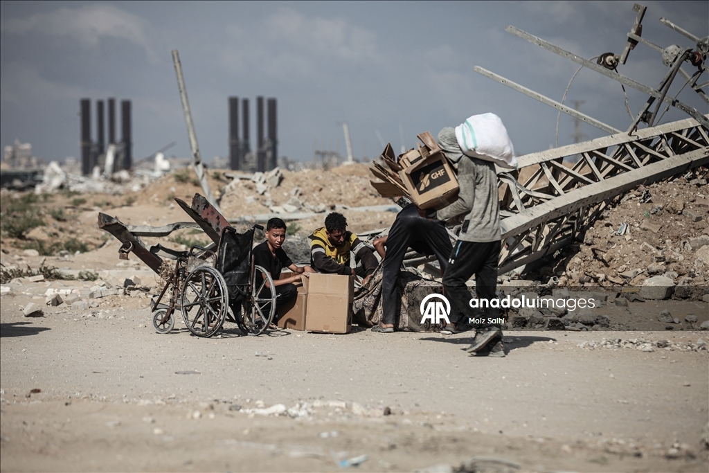 Açlıkla mücadele eden Gazzeliler, tehlikeli olmasına rağmen yardım dağıtım bölgesine akın ediyor