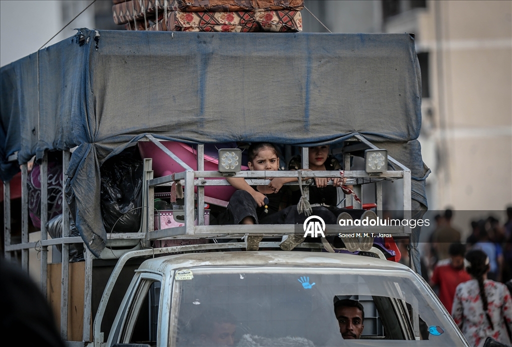 İsrail'in saldırılarından kaçan Filistinlilerin kuzeyden güneye göçü devam ediyor