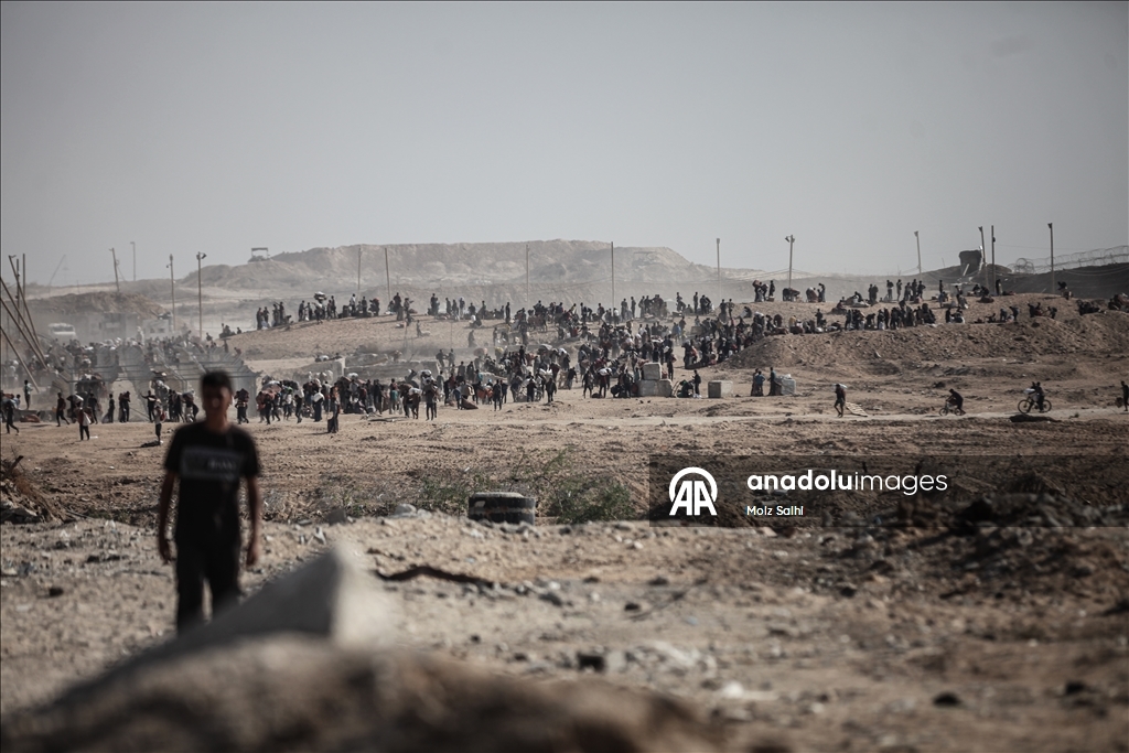 Açlıkla mücadele eden Gazzeliler, tehlikeli olmasına rağmen yardım dağıtım bölgesine akın ediyor