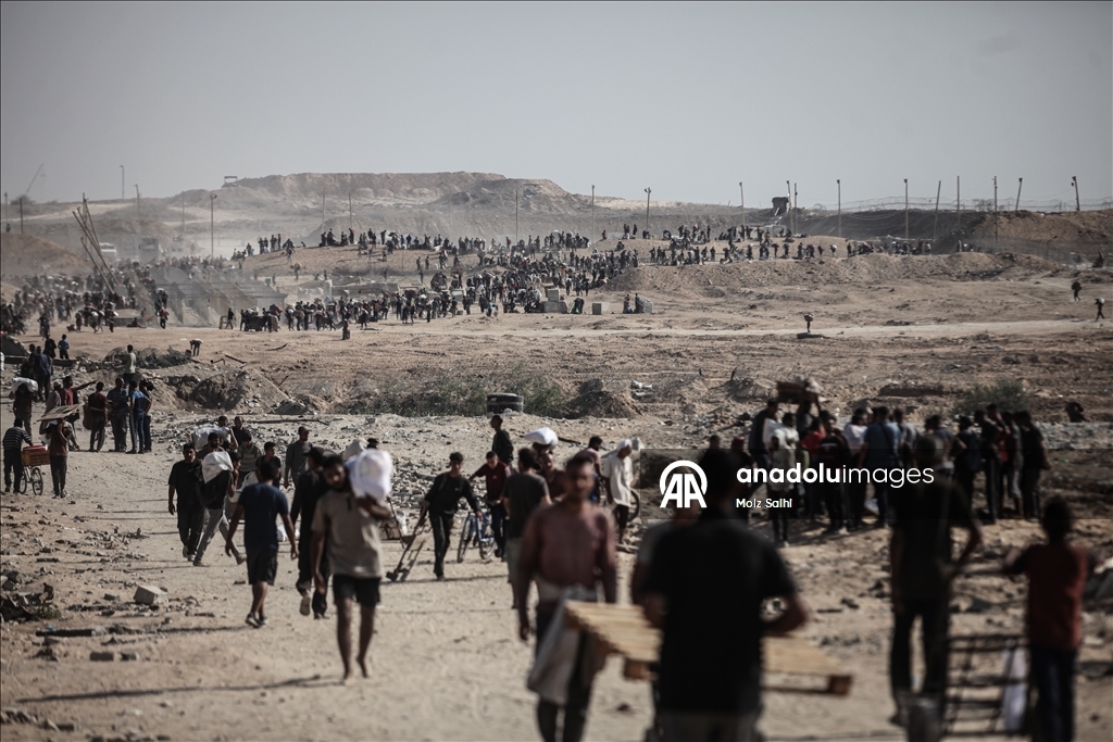 Açlıkla mücadele eden Gazzeliler, tehlikeli olmasına rağmen yardım dağıtım bölgesine akın ediyor