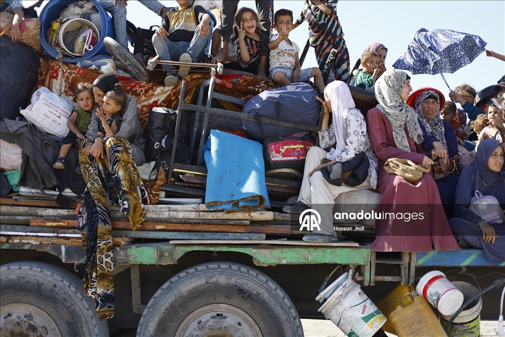 İsrail'in saldırılarından kaçan Filistinlilerin kuzeyden güneye göçü devam ediyor