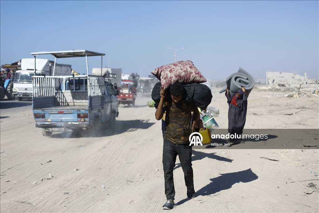 İsrail'in saldırılarından kaçan Filistinlilerin kuzeyden güneye göçü devam ediyor