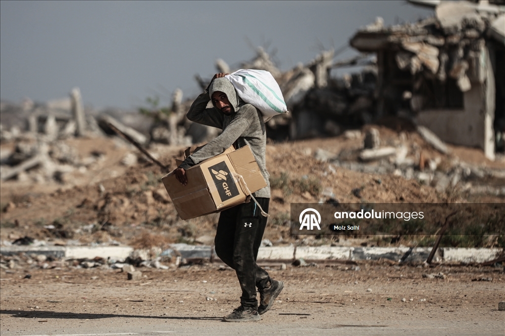 Açlıkla mücadele eden Gazzeliler, tehlikeli olmasına rağmen yardım dağıtım bölgesine akın ediyor