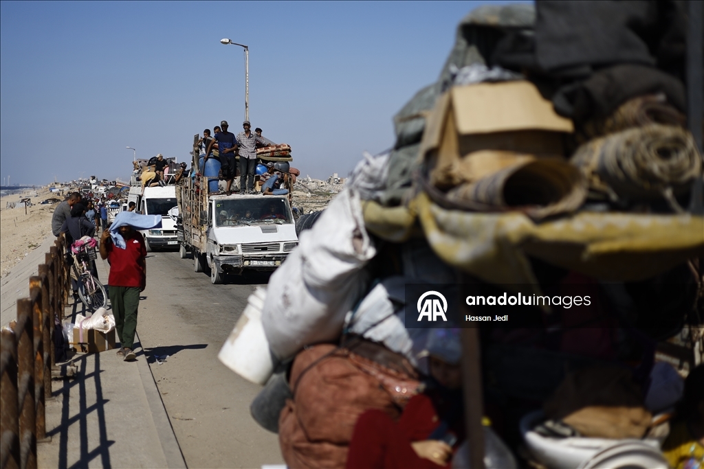 İsrail'in saldırılarından kaçan Filistinlilerin kuzeyden güneye göçü devam ediyor