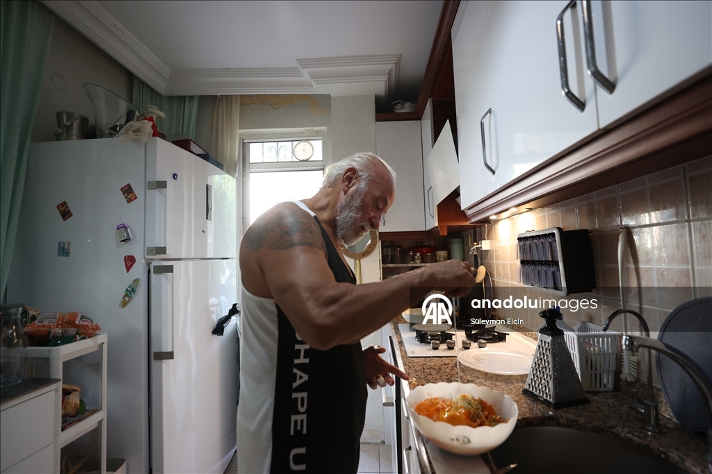 Antalya'nın "Herkül Dede"si spor tutkusuyla gençlere örnek oluyor