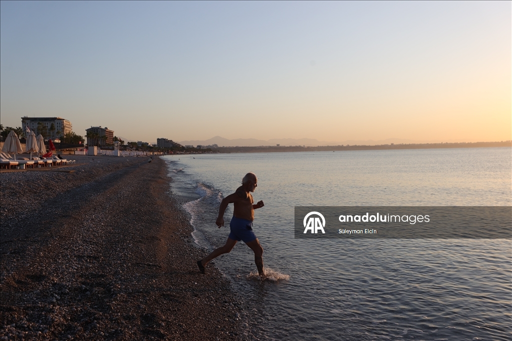 Antalya'nın "Herkül Dede"si spor tutkusuyla gençlere örnek oluyor