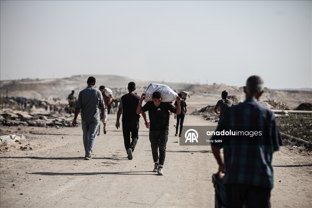 Açlıkla mücadele eden Gazzeliler, tehlikeli olmasına rağmen yardım dağıtım bölgesine akın ediyor