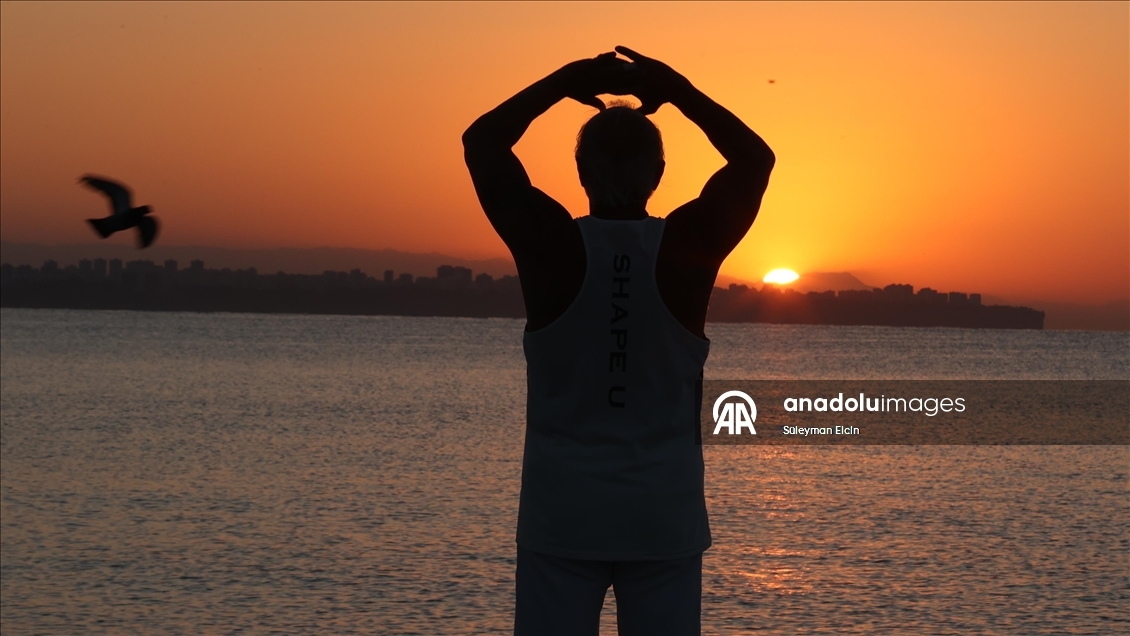 Antalya'nın "Herkül Dede"si spor tutkusuyla gençlere örnek oluyor