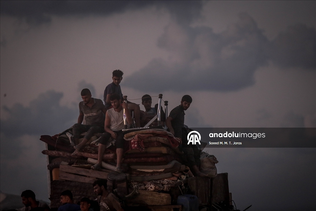 İsrail'in saldırılarından kaçan Filistinlilerin kuzeyden güneye göçü devam ediyor