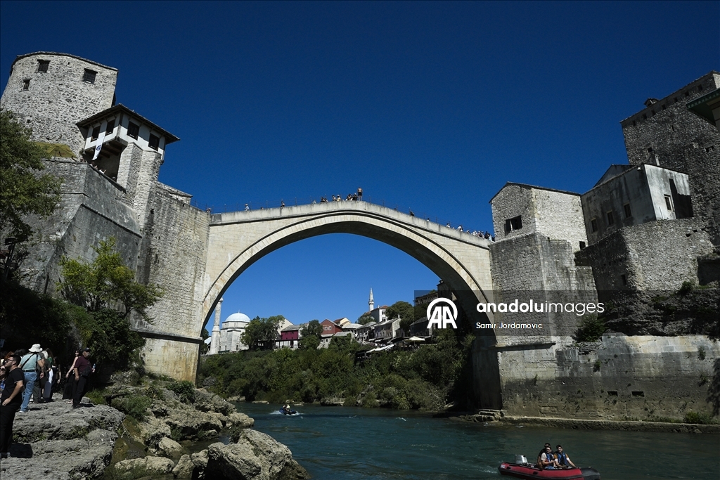 Bosna Hersek'te Osmanlı mirası köprüye ev sahipliği yapan Mostar, her mevsim turistlerin uğrak noktası