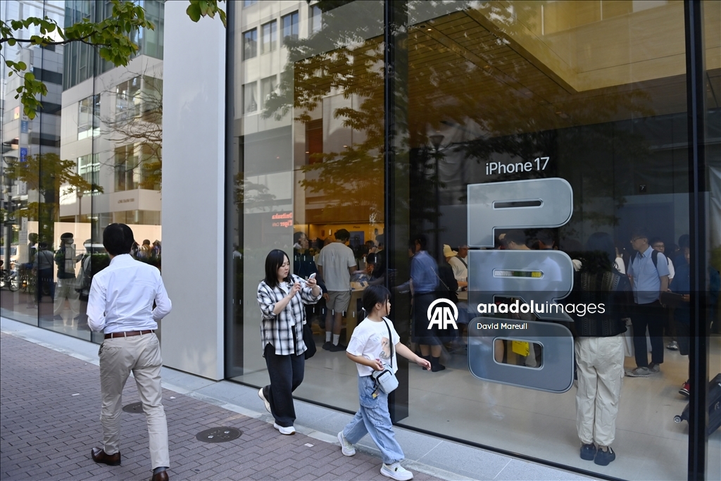 Apple, Tokyo’daki Ginza mağazasını yeniden tasarım sonrası tekrar açtı